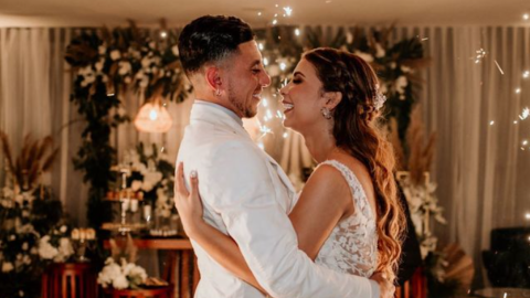 El jugador Joao Rojas y la periodista Kristy Alvarado en su boda.