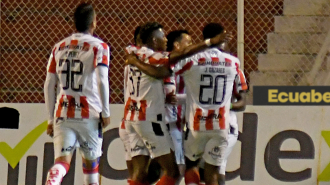 Los jugadores de Técnico Universitario festejan un gol en Ambato, el 20 de mayo de 2024.