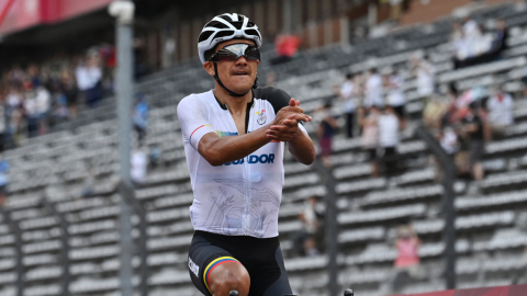 Richard Carapaz celebra después de ganar la competencia de ruta de los Juegos Olímpicos de Tokio, el 24 de julio de 2021.