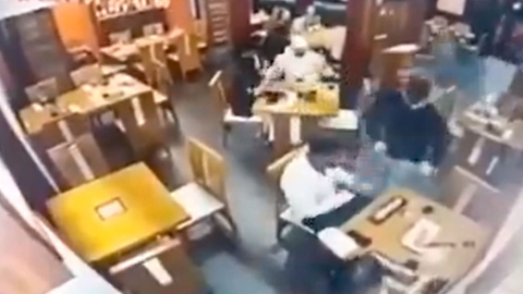 Robo de restaurante en Cumbayá fue captado en video.
