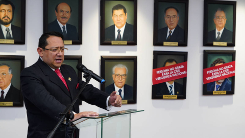 Los retratos de los excontralores Pablo Celi y Carlos Pólit aparecen cubiertos en el edificio de la Contraloría, en Quito, el 21 de mayo de 2024.