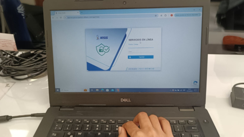 Imagen referencial de una persona ingresando al nuevo sistema para afiliados del IESS. 