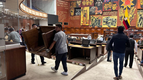 Trabajadores de la Asamblea despejan el salón principal del Legislativo, previo al informe de la nación, el 21 de mayo de 2024.