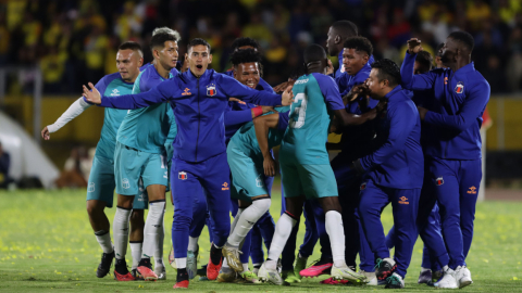 Los jugadores del Deportivo Quito celebran un gol ante Barcelona SC, en la Noche Amarilla en Quito, el 24 de febrero de 2024.