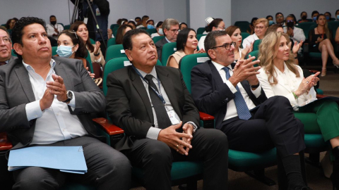 Richard Gómez, vocal de los afiliados (primero a la izquierda); Eduardo Peña, vocal del Ejecutivo (tercero desde la izq.) y María de los Ángeles Rodríguez, vocal de los empleadores, en un evento del 10 de abril de 2024.