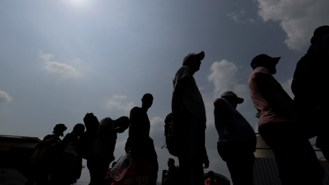 Migrantes de diferentes nacionalidades llegando a un puesto de control y asistencia médica en el departamento de El Paraíso, 22 de mayo de 2024.