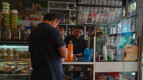 Imagen referencial de una tienda de barrio en el centro norte de Quito, mayo de 2024. 