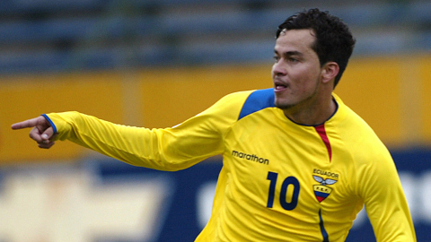 Jaime Ivan Kaviedes celebra el segundo gol de Ecuador contra Perú durante el partido de las Eliminatorias al Mundial 2010 en el estadio olímpico Atahualpa de Quito, el 21 de noviembre de 2007.