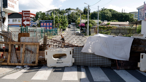 Bloqueo de carreteras en Noumea, territorio francés de Nueva Caledonia en el Pacífico, el 23 de mayo de 2024.