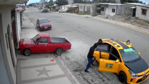 Sujetos se llevan a una mujer en un taxi, en Santa Elena, el 22 de mayo de 2024.