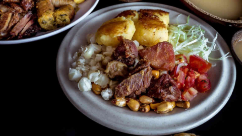 Imagen referencial de un plato de fritada, con carne de cerdo.