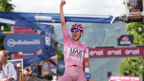 Tadej Pogacar festeja su victoria en la Etapa 20 del Giro de Italia, el 25 de mayo de 2024.