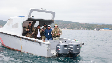 Miembros de las Fuerzas Armadas y guardaparques, durante el desalojo a turistas.