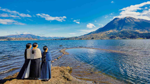 Tres mujeres en el lago San Pablo, en Imbabura, en 2021.