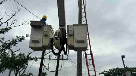 Un trabajador de CNEL en Guayas, el 6 de mayo de 2024.