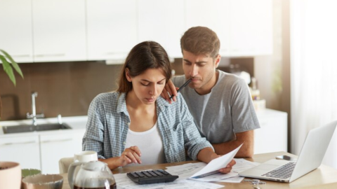 Imagen referencial de una pareja revisando sus gastos. 