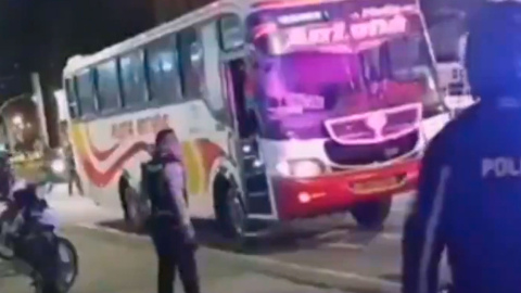 Policías en los alrededores de bus retenido en Ibarra por hombre armado con un cuchillo.
