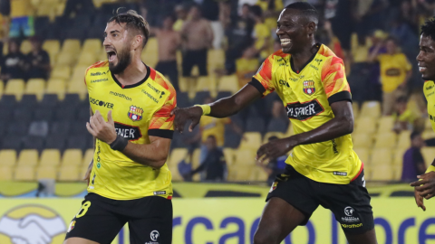 Los jugadores de Barcelona SC festejan un gol ante Cobresal en Guayaquil, el 29 de mayo de 2024.