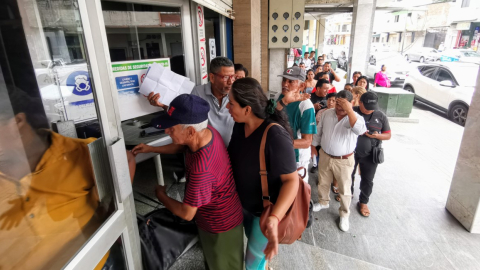 Una larga fila de usuarios se formó a las afueras de CNEL en Durán, debido a reclamos por alza de las planillas de luz, este martes 28 de mayo de 2024. 