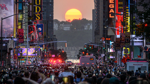 El Sol se pone alineado con las calles de Manhattan, en la ciudad de Nueva York, el 30 de mayo de 2023.