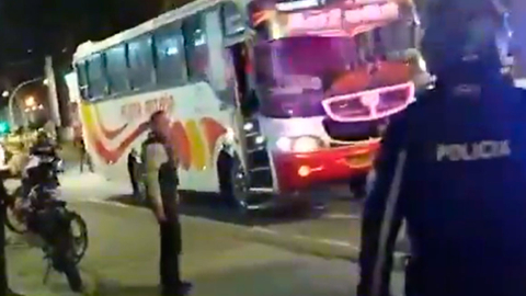 Policías resguardan bus que fue secuestrado por una persona en Ibarra.