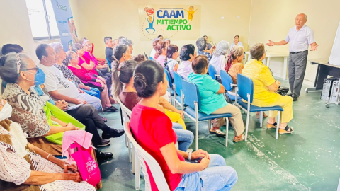 Jubilados del IESS reciben charlas de salud en un centro médico del IESS, en Manabí. mayo de 2024. 