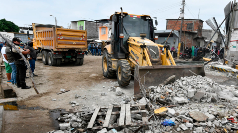 Maquinaria del Municipio de Guayaquil derrumba una estación de combustible clandestina.