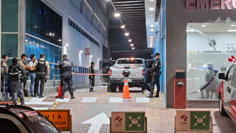 Custodia policial en un hospital privado del norte de Guayaquil el 29 de mayo de 2024.