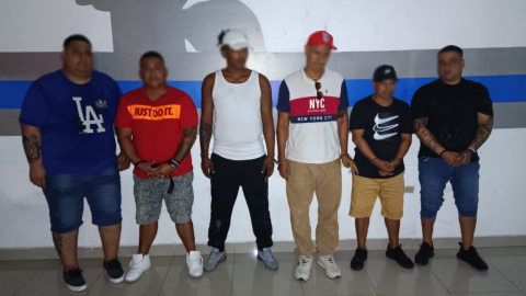 Los seis presuntos integrantes de Los Choneros, detenidos en un operativo en la vía a la Costa, Guayaquil, 29 de mayo de 2024.