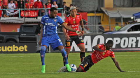 Los jugadores de Deportivo Cuenca y Liga de Quito, 2 de junio de 2024.