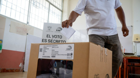 Un ciudadano deposita su voto durante la jornada de votaciones de la consulta popular, el 21 de abril de 2024.