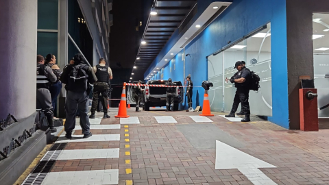 Vista frontal de la camioneta donde se transportaba el funcionario del puerto, que fue atacado en Guayaquil, el 29 de mayo de 2024.