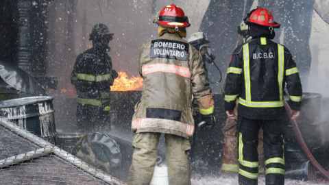 Bombero voluntario del BCBG atentiendo una emergencia.