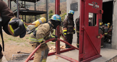 Aspirates a bomberos voluntarios capacitándose.