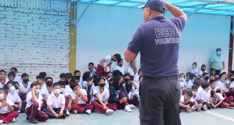 Bombero voluntario en una campaña de concienciación.