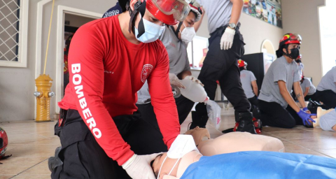 Práctica de primeros auxilios en la Academia de Bomberos Guayaquil.