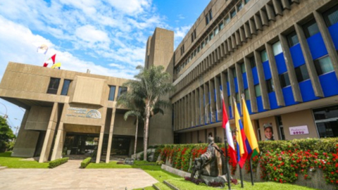 Fachada de la Secretaría General de la Comunidad Andina, en Lima, Perú. 