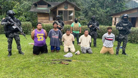 Los cinco detenidos por el secuestro de una famillia en Mindo, Pichincha, el 30 de mayo de 2024.