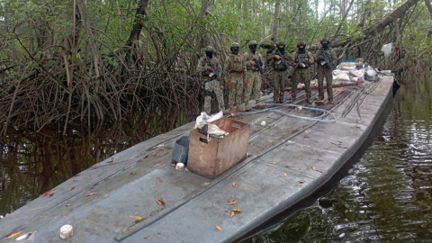 Personal militar sobre el sumergible encontrado en Esmeraldas.