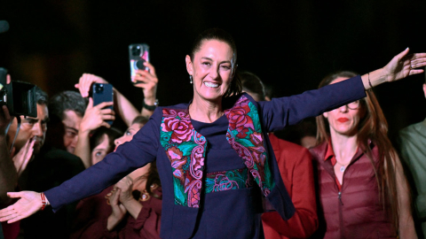 La nueva presidenta de México por el partido Morena, Claudia Sheinbaum, celebra en la Plaza del Zócalo, el 3 de junio de 2024.