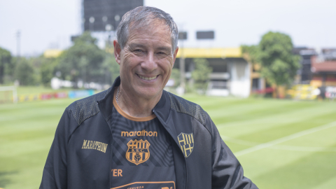 Ariel Holan, después de una entrevista con PRIMICIAS, en las canchas alternas del estadio Banco Pichincha. 