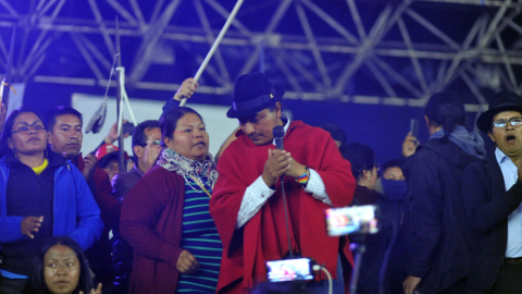 El titular de la Conaie, Leonidas Iza, habla ante la multitud en la Casa de la Cultura en Quito durante el paro de junio, 30 de junio de 2022.