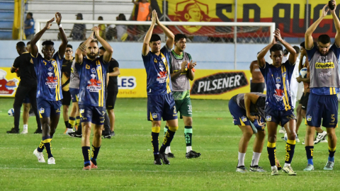 Jugadores de Delfín, durante un partido, el 25 de mayo de 2024.