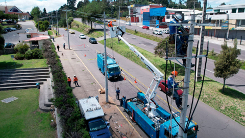 Funcionarios de la Empresa Eléctrica Quito (EEQ) realizan una intervención en la capital.