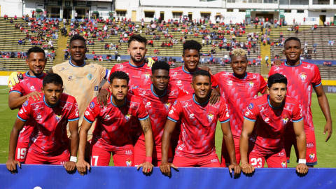 Los jugadores de El Nacional posan previo al encuentro ante Mushuc Runa en el estadio Olímpico Atahualpa, por la Fecha 14 de la LigaPro.