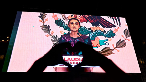 Claudia Sheinbaum, presidenta electa de México, en una pantalla en el Zócalo de Ciudad de México el 3 de junio de 2024.