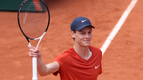 El italiano Jannik Sinner celebra tras ganar contra el búlgaro Grigor Dimitrov, este 4 de junio de 2024.