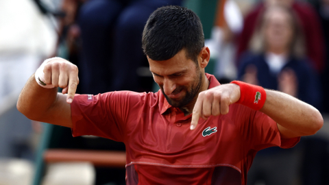 Novak Djokovic celebra ganar contra Francisco Cerundolo de Argentina en Roland Garros en París, el 3 de junio de 2024.