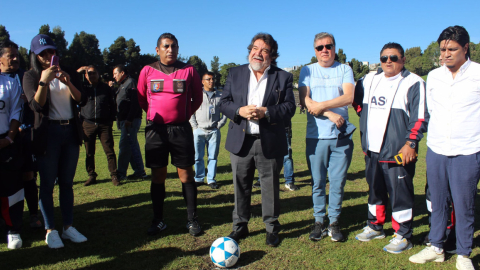 Patricio Espinosa (centro), rector de la Universidad Central en un evento deportivo, el 18 de mayo de 2024.