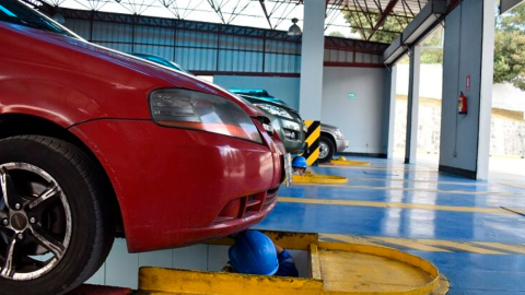 Un carro es inspeccionado por funcionarios en los Centros de Revisión Vehicular de Quito.